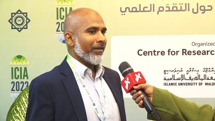 ސެންޓަރ ފޯރ ރީސަރޗް ޕަބްލިކޭޝަންގެ ޑީން ރާއްޖެޓީވީއަށް އިންޓަވިއު ދެއްވަނީ