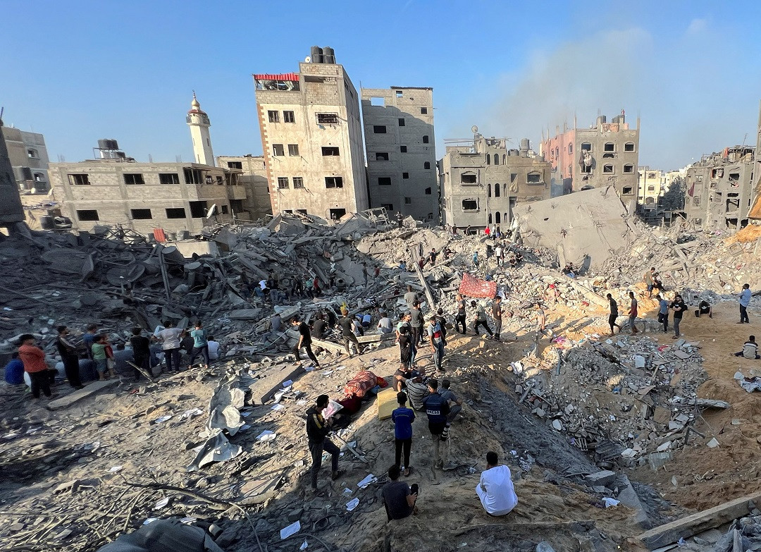 ޖަބާލިއާ ރެފިއުޖީ ކޭމްޕަށް އިސްރާއީލުން ދިން ހަމަލާތަކުގައި، އެސަރަހައްދުގައި އާންމުން ދިރިއުޅެމުންދިޔަ އެތައް އިމާރާތެއް ވަނީ ބިމާހަމަވެފައި - ފޮޓޯ: ރޮއިޓަރޒް 