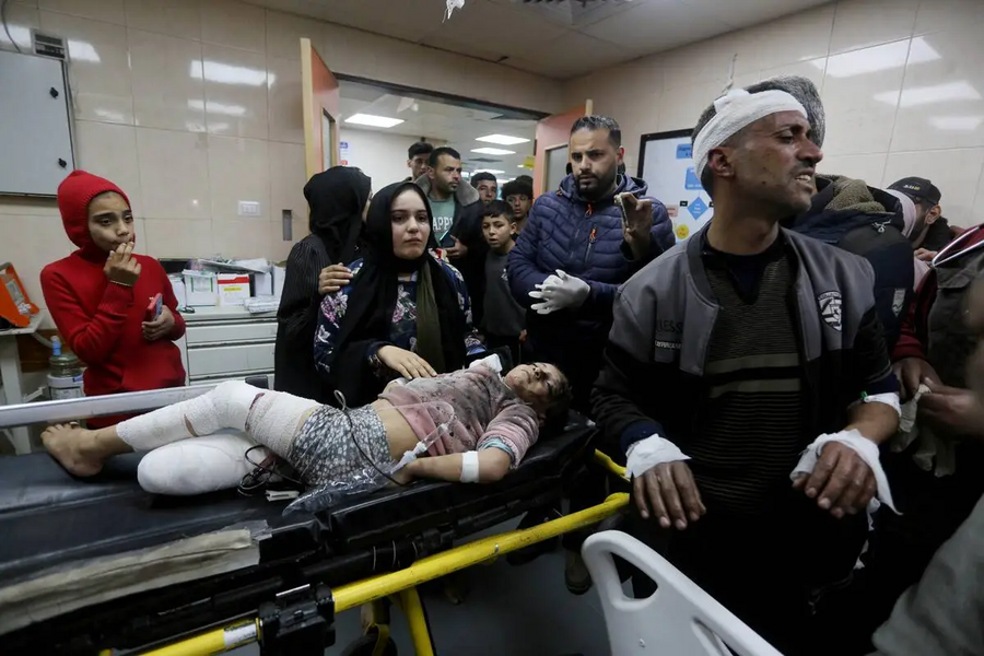 އިސްރާއީލުން ދިން ވައިގެ ހަމަލާގައި ޒަހަމްވި ފަލަސްތީނުގެ އަންހެން ކުއްޖަކު ހޮސްޕިޓަލަށް ގެންދަނީ