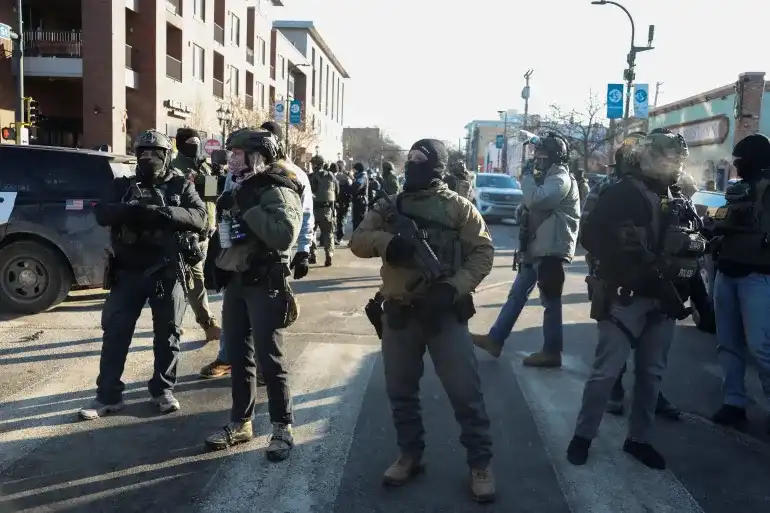 މިނެސޯޓާގެ މިނިއަޕޮލިސްގައި ބަޑިޖެހުމުގެ ހާދިސާ ހިނގި ސަރަހައްދުގައި އެމެރިކާގެ ފެޑެރަލް އެޖެންޓުން ހަރަކާތްތެރި ވަނީ - ޖެނުއަރީ 24، 2026.