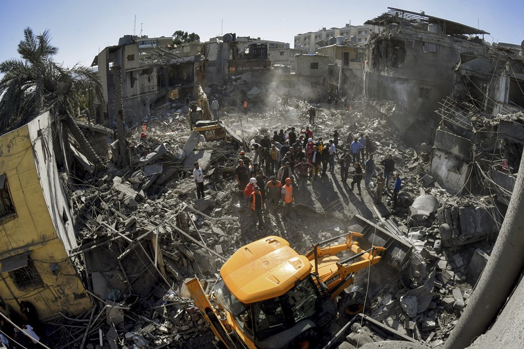 ބެއިރޫތުގެ މައި ހޮސްޕިޓަލު ކައިރިއަށް އިޒްރޭލު ސިފައިން ދިން ވަރުގަދަ ބޮމުގެ ހަމަލާގައި ފުނޑުފުނޑުވި އިމާރާތްތަކުގެ ދަށުން މީހުން ހޯދަނީ