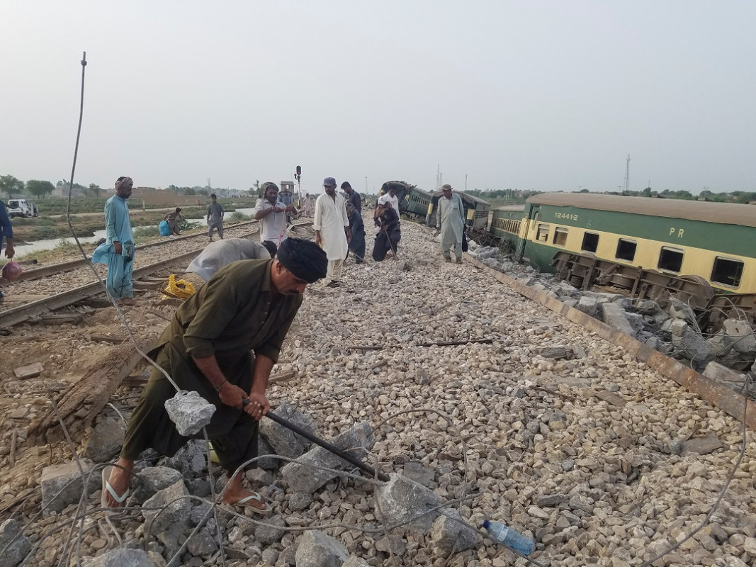 ހާދިސާ ހިނގުމާއެކު އެހިސާބުގައި ދިރިއުޅޭ މީހުން ނިކުމެ މީހުން ސަލާމަތް ކުރުމުގެ މަސައްކަތް ކުރިޔަށް ގެންގޮސްފައިވޭ - ފޮޓޯ: ރޮއިޓަރސް