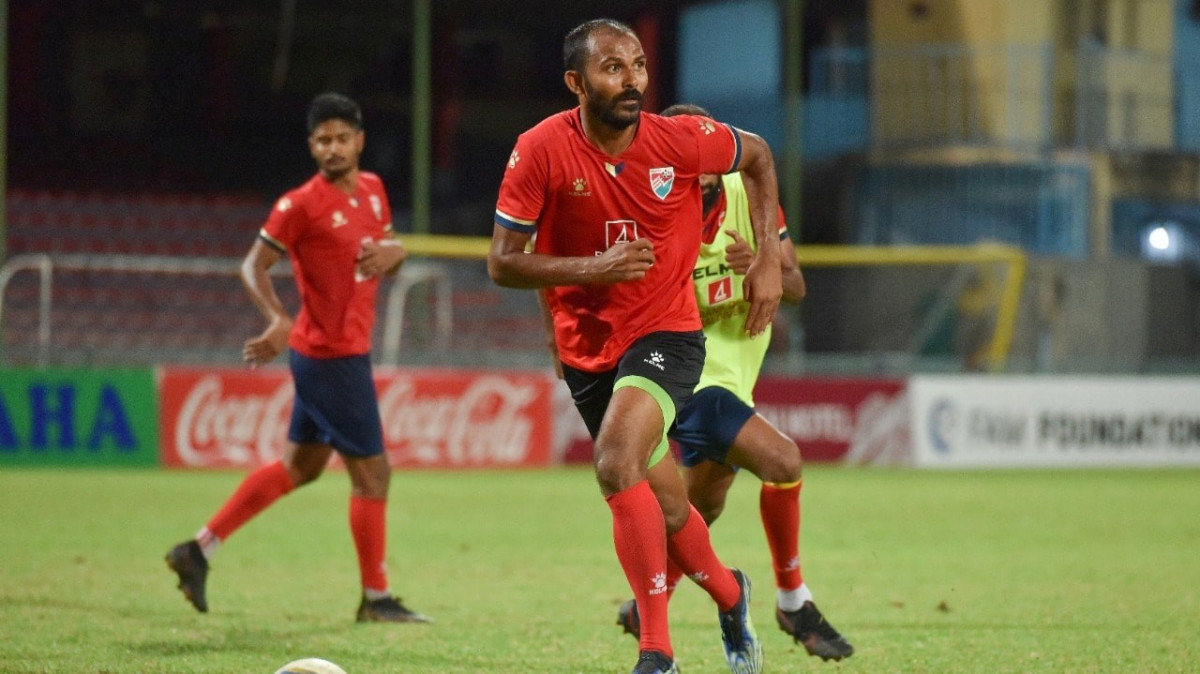 ގައުމީ ފުޓުބޯޅަ ޓީމުގެ ފަރިތަކުރުންތަކުގެ ތެރެއިން، ތަޖުރިބާކާރު މިޑްފިލްޑަރު އަސްއަދު އަލީ (އަޑުބަރޭ) - ފޮޓޯ: އެފްއޭއެމް