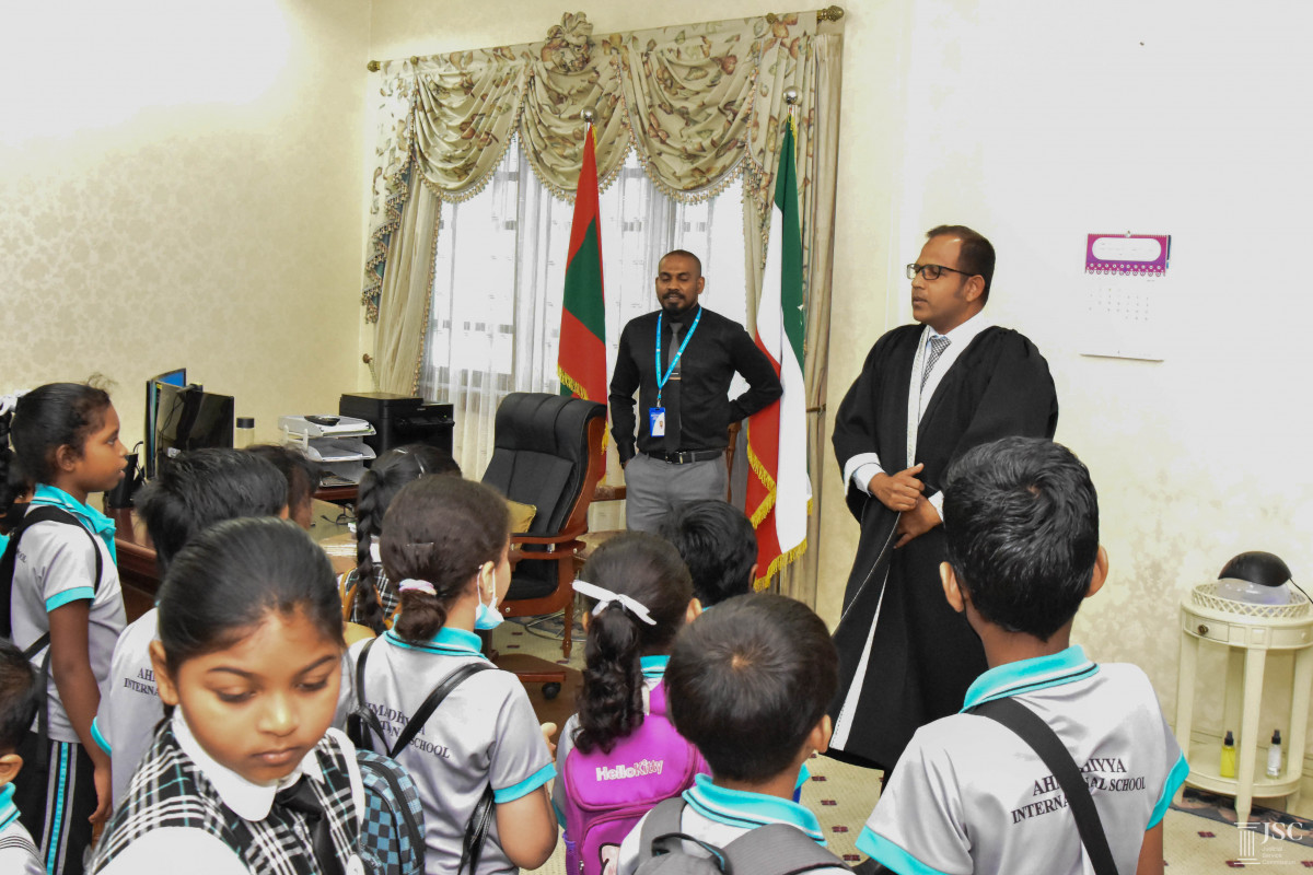 އަހްމަދިއްޔާ އިންޓަނޭޝަނަލް ސްކޫލްގެ ގްރޭޑް 1ގެ ދަރިވަރުން ސްޕްރީމް ކޯޓަށް ޒިޔާރަތްކުރުން، ސްޕްރީމް ކޯޓުގެ ފަނޑިޔާރުން ވަނީ އެކުދިންނާ ބައްދަލުކުރައްވާ ވާހަކަދައްކަވާފައި - ފޮޓޯ: ޖުޑީޝަލް ސަރވިސް ކޮމިޝަން