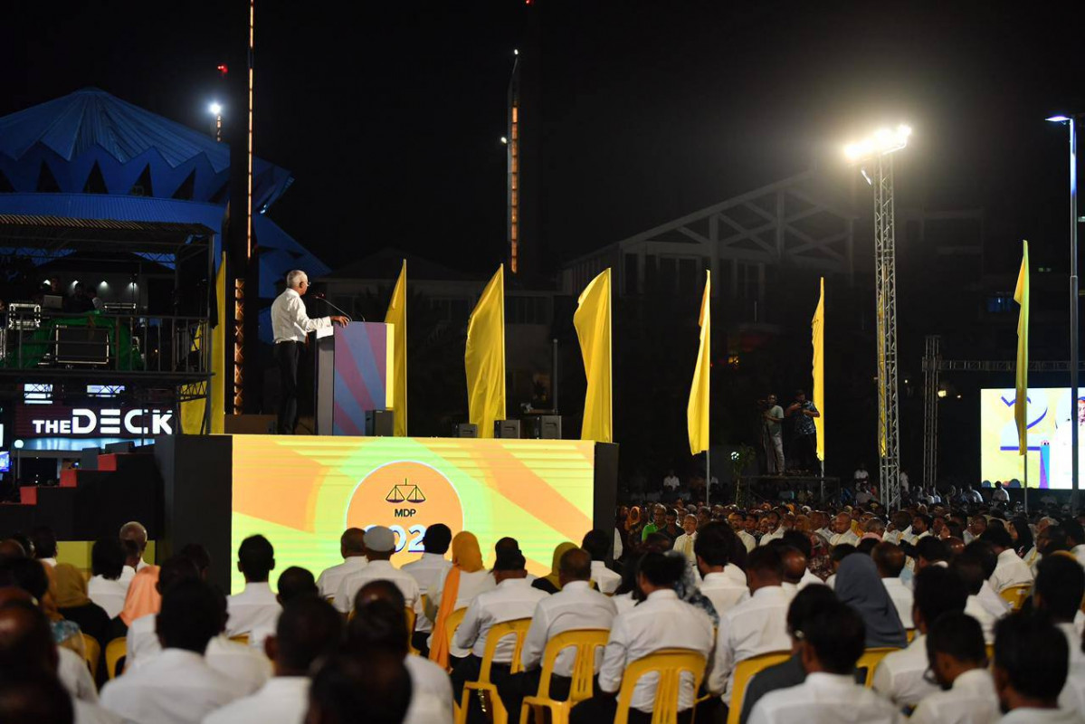 އެމްޑީީޕީ ރިޔާސީ ޓިކެޓް، ރައީސް ސާލިޙަށް ހަވާލުކުރެއްވުމަށް ބޭއްވި ޖަލްސާގެ ތެރެއިން - ރައީސް ވިދާޅުވީ، މި ފަސް އަހަރު ދުވަހުގެ ތެރޭ މި ކާމިޔާބީތައް ހާސިލް ކުރެވެމުން މިދަނީ އެއްވެސް ހާލެއްގައި ކުރިމަތިވި ހުރަސްތަކާއި ގޮންޖެހުންތައް ނެތިވެ ނޫންކަމަށާއި، ބައެއް ފަހަރު ނުހަނު ދައްޗާއި ތުރާލާ ބޮޑެތި ހުރަސްތަކުގެ ތެރެއިން، މި ކާމިޔާބީތަކަށް ވާސިލުވެވުނީ އެމަނިކުފާނާއެކު ތިއްބެވި ރައްޔިތުންގެ ތާއީދާ އެއްބާރުލުމާއި އެހީތެރިކަން ލިބިގެން ކަމަށް - ފޮޓޯ: އެމްޑީޕީ 