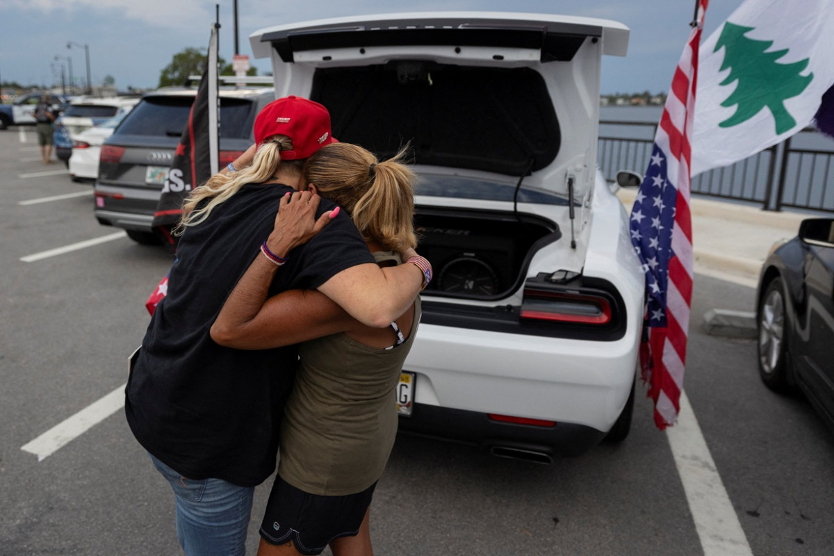 ވިޔަފާރީގެ ރެކޯޑްތައް އޮޅުވާލެއްވި ކަމުގެ ތުހުމަތުގައި ޓްރަމްޕްއާ ދެކޮޅަށް އުފުލި 34 ދައުވާވެސް އޭނާގެ މައްޗަށް ސާބިތުވާ ކަމަށް، މެންހެޓަންގެ ޖޫރީއިން ކަނޑައެޅުމާއެކު އެމެރިކާގެ ރައްޔިތުންނަށް ވެރިވީ އިންތިހާއަށް އުފަލާއި ނުރުހުމާއި ރުޅިވެރިކަން - ފޮޓޯ: އޭއެފްޕީ، ރޮއިޓަރސް