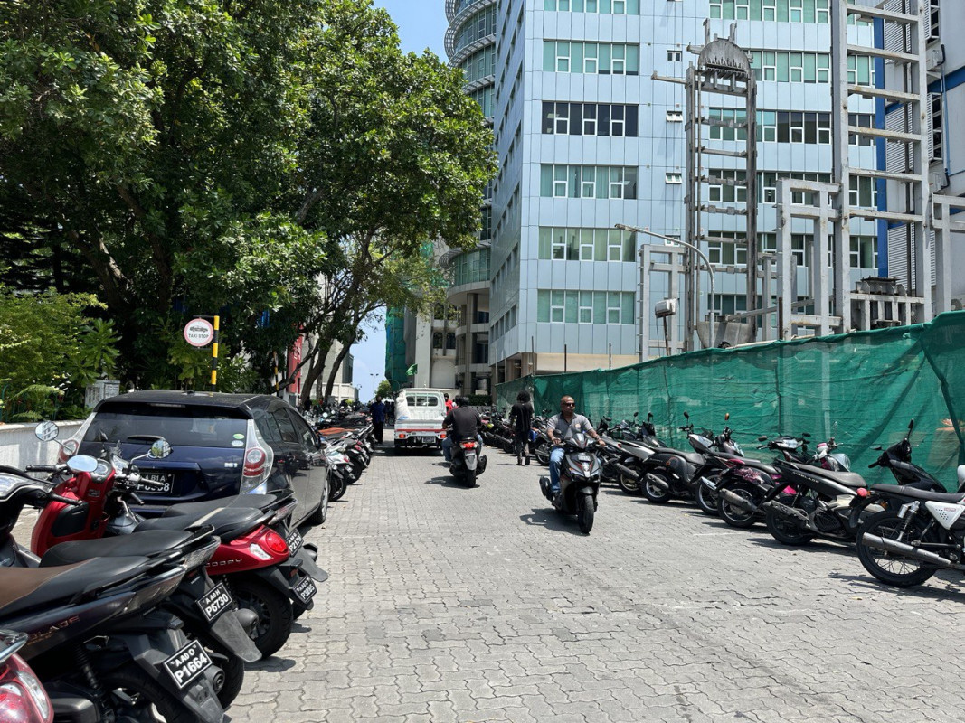 މާލޭގެ މަގުތަކުގައި ނުގަވާއިދުން ޕާކުކޮށްފައި