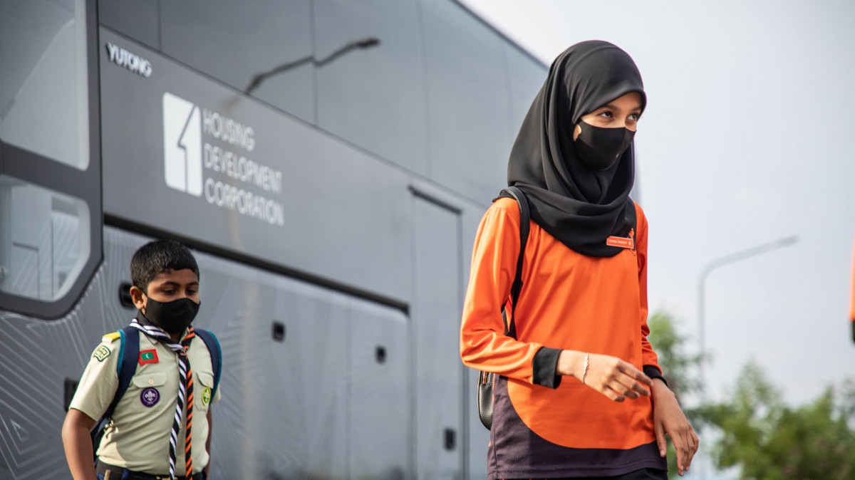 އިމާދުއްދީން ސްކޫލުގެ އަހަރީ ދުވަސް ފާހަގަ ކުރުމުގެ ގޮތުން ހުޅުމާލޭ ފޭސް 2 ގައި ގަސް އިންދުމުގެ ޕްރޮގްރާމެއް ކުރިޔަށް ގެންދިޔުން - ފޮޓޯ: އަތޫފް އާތިފް / ރާއްޖޭޓީވީ