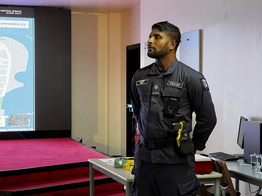 ޓޭޒަރ ގަންއެއް ހިފައިގެން ހުރި ފުލުހެއް