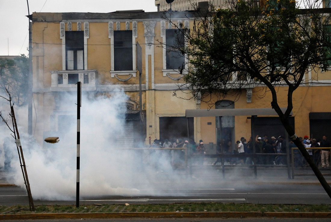 ރައީސް ޕެޑްރޯ ކެސްޓިލޯ ހުންނެވި ކަމަށް ބުނާ ލީމާގެ ޕްރިފެކްޗާ ކައިރީގައި މުޒާހަރާގެ ތެރެއިން ކަރުނަ ގޭސް ޖަހަނީ - ފޮޓޯ: ރޮއިޓަރސް