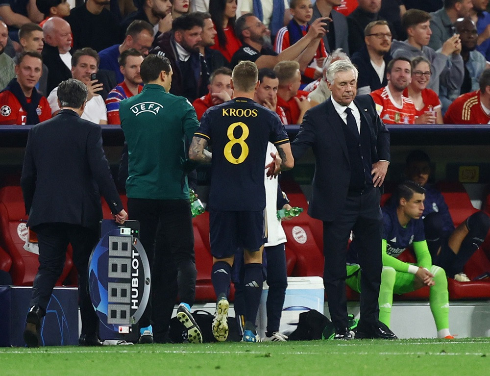 ރެއާލް މެޑްރިޑުގެ ކޯޗު ކާލޯ އަންޗެލޮޓީ އަދި ޓޯނީ ކްރޫސް