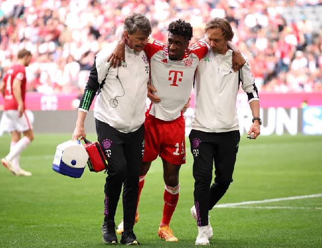 ކިންގްސްލީ ކޯމަން ދަނޑުން ބާލަނީ