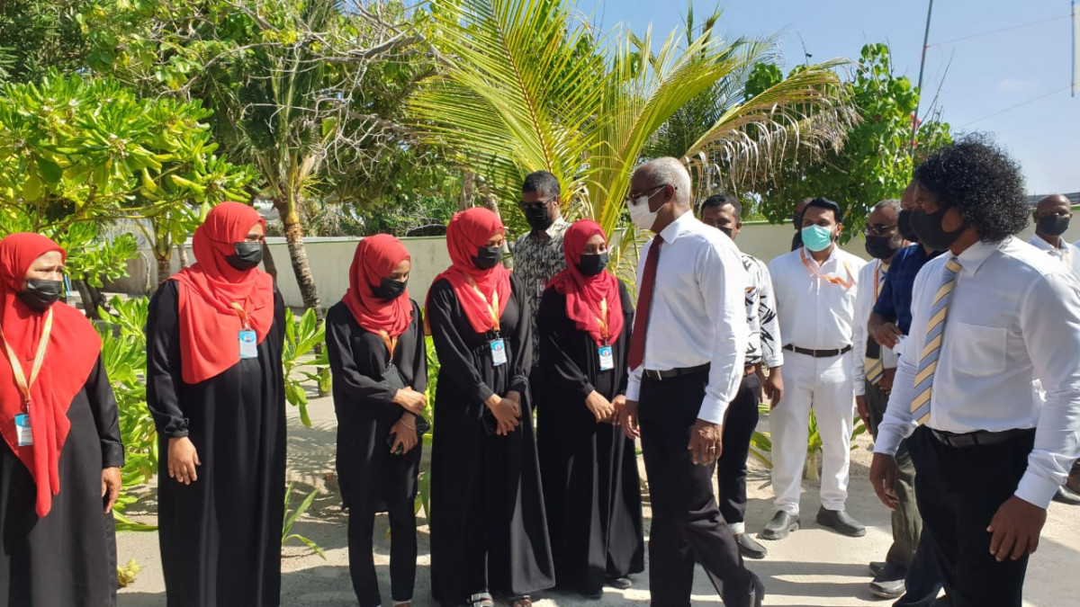 ރައީސް ސާލިހް ޅ. ކުރެންދޫ ސިއްހީ މަރުކަޒަށް ވަޑައިގަތުން - ރައީސް ސިއްހީ މަރުކަޒު މުވައްޒަފުންނާއި ސަލާމް ކުރައްވަނީ 