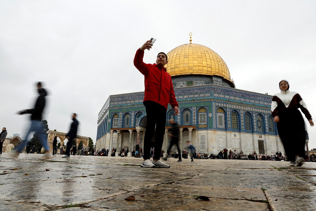 މުސްލިމުން އަލް-އަޤްސާ މިސްކިތަށް ޒިޔާރަތްކުރުން - ފޮޓޯ: ރޮއިޓަރސް