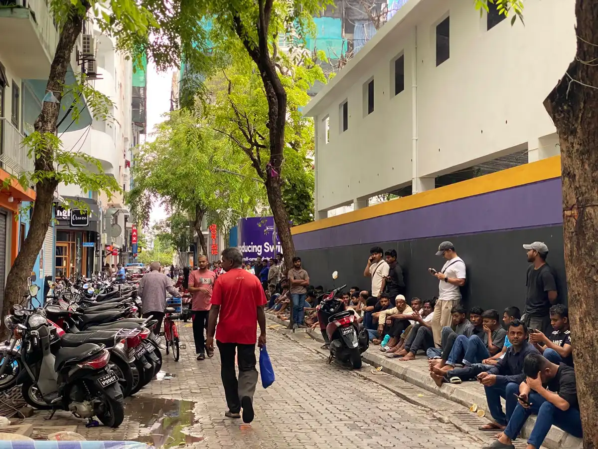 ބިދޭސީންގެ އިނގިލީގެ ނިޝާން ނެގުމަށް ބޮޑު ކިޔުއެއް ހަދައިގެން.