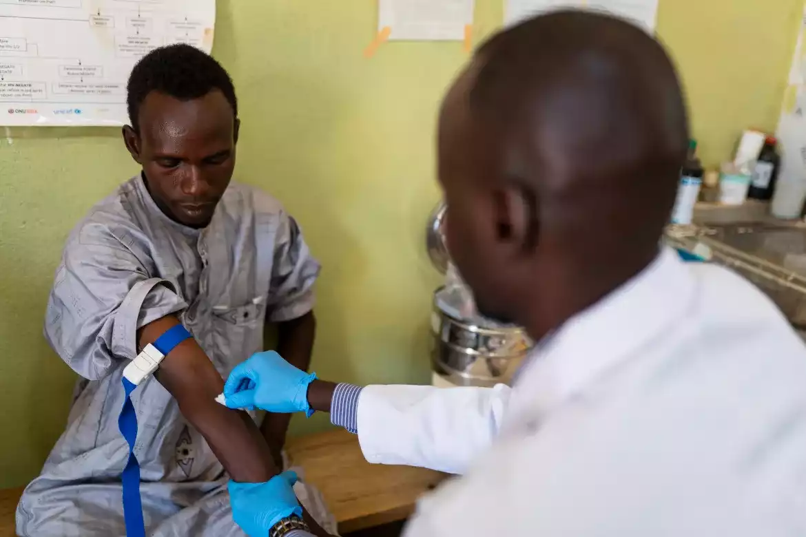 ލެބް ޓެކްނީޝަނެއް ކަމަށްވާ އިސްމާއީލް ބާބިކުރު އައްބާސް ހަސަން ސޫދާން ގެ ރެފިއުޖީ އަންވަރު އަބްދުއްރަސޫލްގެ ލޭގެ ސާމްޕަލް ނަގަނީ - ފޮޓޯ: ޔޫއެންއެޗުއާރުސީ