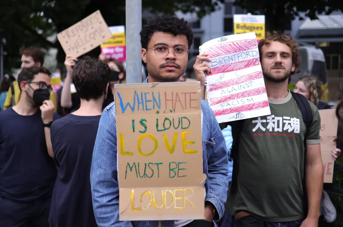 ބޮޑުވަޒީރު ކެއިރް ސްޓާމަރ ވަނީ މީގެ ކުރިން ހިނގި ހަމަނުޖެހުންތަކަކީ ސަރުކާރުގެ އިމިގްރޭޝަން ސިޔާސަތުތަކާ ގުޅޭ ހަމަނުޖެހުންތަކެއް ކަމަށް ދެކެވޭ ވާހަކަތައް ދޮގުކުރައްވައި، "ހައްދުފަހަނައަޅާފައިވާ ހަރުކަށި ފިކުރުގެ" ގޮތުގައި ސިފަކުރައްވާފައި - ފޮޓޯ: އީޕީއޭ