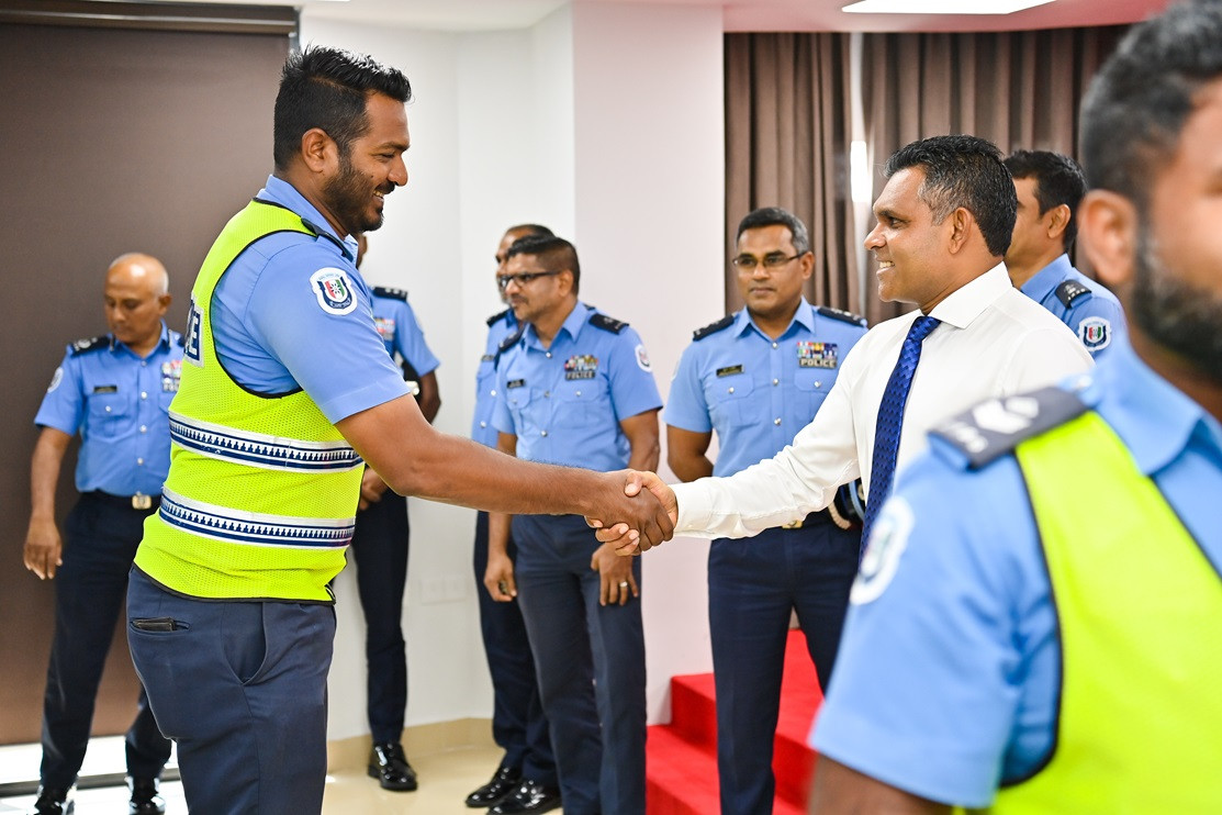 ބުރާސްފަތި ދުވަހު ބޭއްވި ބައްދަލުކުރެއްވުމުގައި ބައިވެރިވި ބައެއް ފުލުހުންނާއި ރައީސުލްޖުމްހޫރިއްޔާގެ ނައިބު ފައިޞަލް ނަސީމް ސަލާމްކުރައްވަނީ - ފޮޓޯ: ރައީސް އޮފީސް