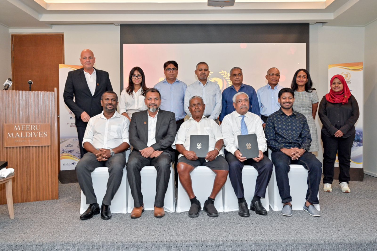 މުހައްމަދު މޫސާ އާއި ހުސައިން އަފީފަށް، 'ފޭސް އޮފް ސައުތު އޭޝިއާ' އެވޯޑު އެރުވުމަށް ފަހު އެ ސިނާއަތުގެ ބައެއް އިސް ބޭފުޅުންނާ އެކު ނަގާފައިވާ ފޮޓޯ އެއް