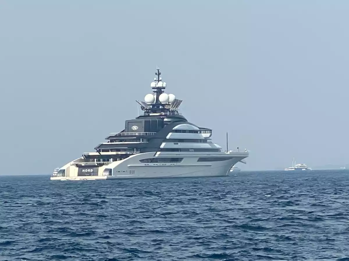 ފިލައިގެން އުޅޭ ރަޝިޔާ ގެ މަހުޖަނު މޯޑަޝޮވް ގެ 500 މިލިއަން ޑޮލަރުގެ މެގަޔޮޓު ދޫނިދޫ ކައިރީގައި ބަނދަރު ކޮށްފައި އޮއްވާ ފެނިއްޖެ