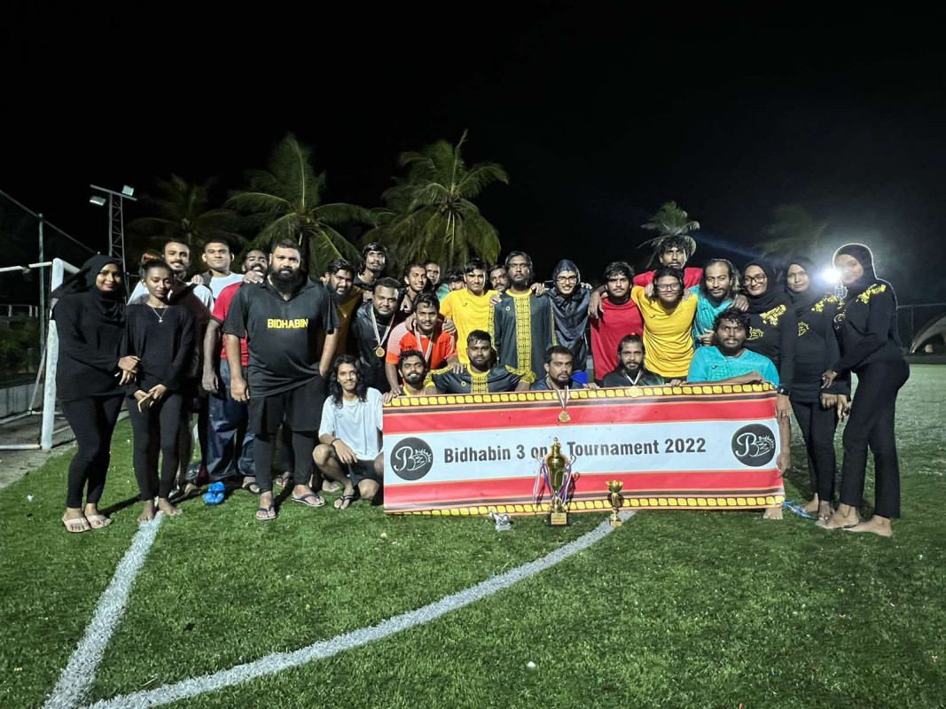 މުބާރާތުގައި ބައިވެރިވި ކުޅުންތެރިންނާއި އޮފިޝަލުން