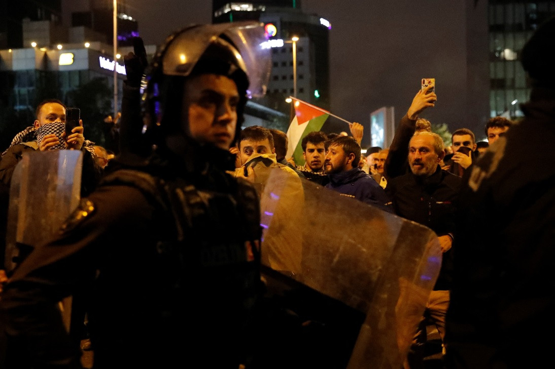 ތުރުކީގައި ކުރިއަށްދާ މުޒާހަރާގައި ފަލަސްތީނަށް ތާއީދުކުރާ މީހުންގެ ކައިރީގައި ތުރުކީގެ ރަޔަޓް ފުލުހަކު މަޑުކޮށްލައިގެން - ފޮޓޯ: ރޮއިޓާސް