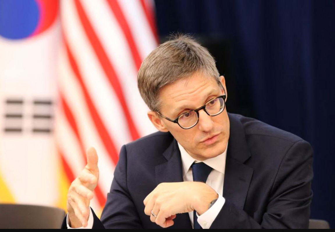 އެމެރިކާގެ ސްޓޭޓް ޑިޕާޓްމަންޓުގެ ކައުންސެލަރު ޑެރެކް ޗޮލެޓް