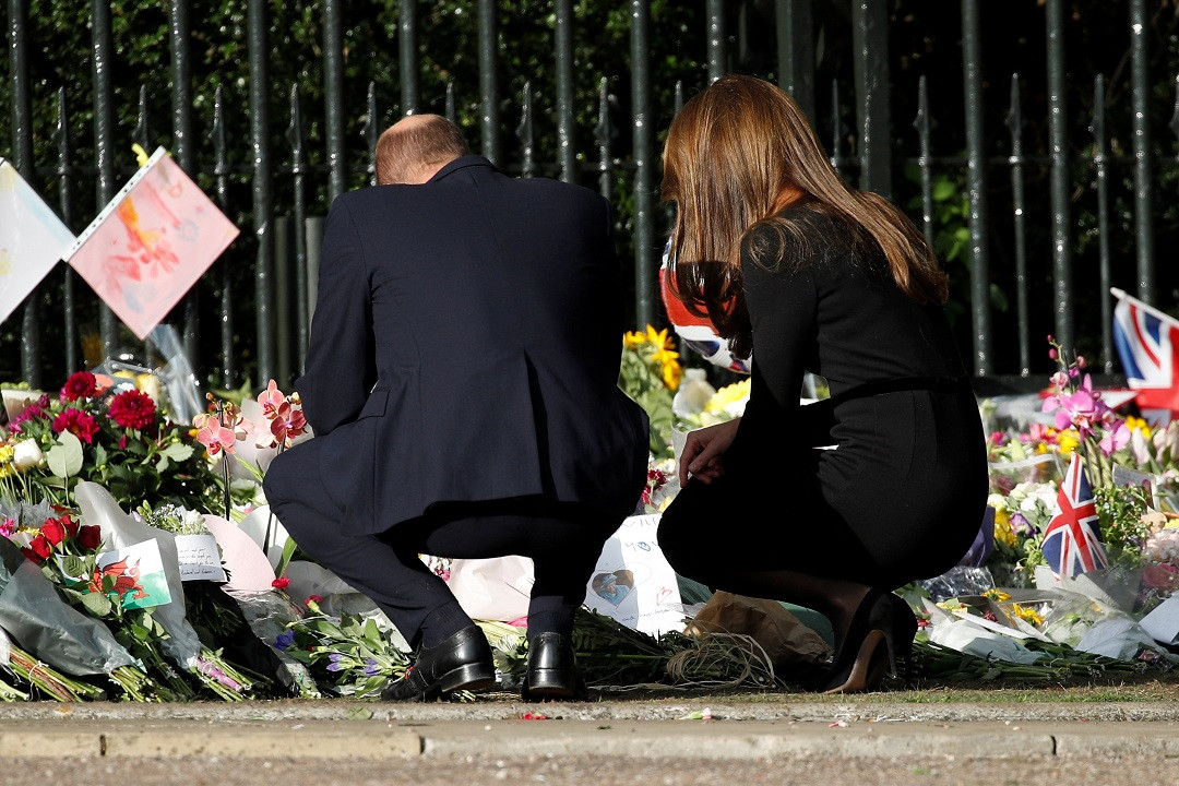 ޕްރިންސް އޮފް ވޭލްސް ވިލިއަމްއާއި އަނބިކަނބަލުން ޕްރިންސެސް އޮފް ވޭލްސް ކޭޓް، ރާނީ އެލިޒަބަތު 2 އަވަހާރަވުމާގުޅިގެން ތައުޒިޔާދެންނެވުމަށް އައި އާންމު ރައްޔިތުން ބަހައްޓާފައިވާ މާބޮނޑިތައް ބައްލަވާލައްވަނީ - ފޮޓޯ: ރޮއިޓަރސް