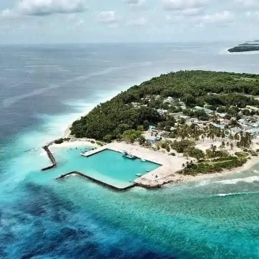 ރ. އަނގޮޅިިތީމު: އެ ރަށުގައި އުމުރުން 72 އަހަރުގެ އަންހެނަކަށް ޖިންސީ ގޯނާކޮށް މަރާލާނެ ކަމަށް ބިރުދެއްކި މައްސަލައިގައި 44 އަހަރުގެ ދިވެހި ފިރިހެނަކު ހައްޔަރުކޮށް، ބަންދުކޮށްފައިވޭ