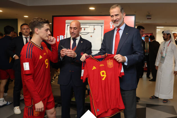 ސްޕޭނުގެ ރަސްގެފާނު ގަވީގެ ޖާޒީ ހިއްޕަވައިގެން