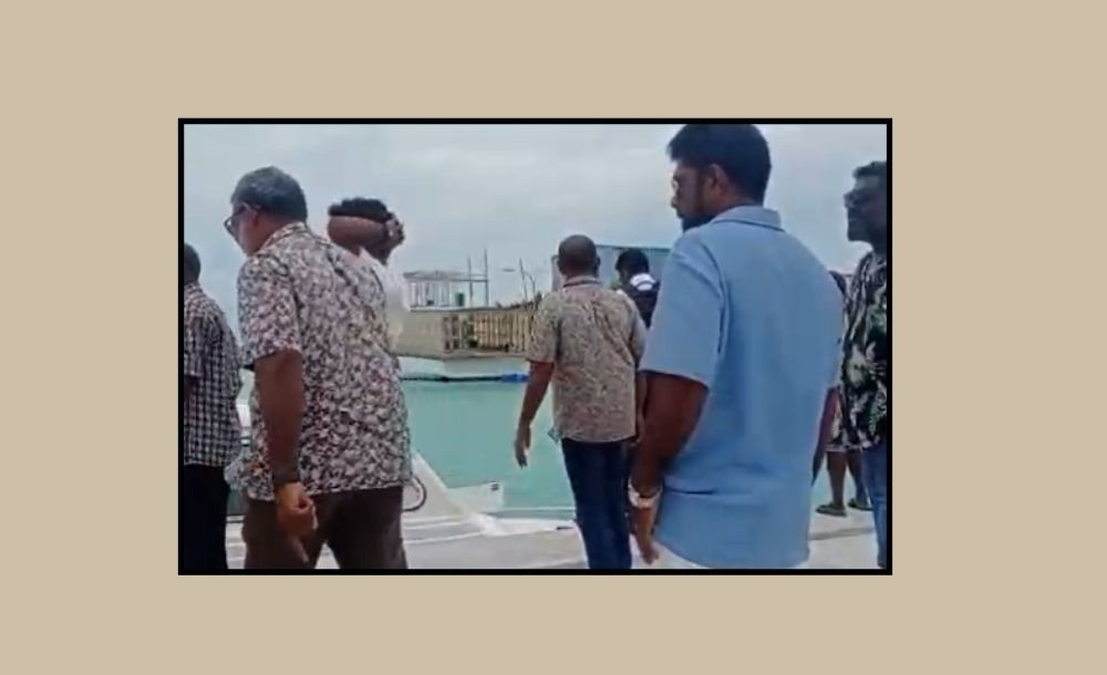 ދާންދޫއަށް ފިޝަރީޒް މިނިސްޓްރީގެ ޓީމުން ދިޔުމުން މަސްވެރިން ނިކުމެ ތިބި މަންޒަރު