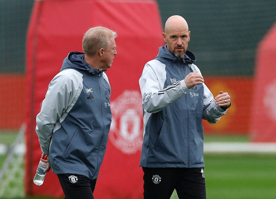 ޔުނައިޓެޑުގެ ފަރިތަކުރުމުގައި ޓެން ހާގް އަދި އޭނާގެ އެސިސްޓެންޓް ވާހަކަ ދައްކަނީ