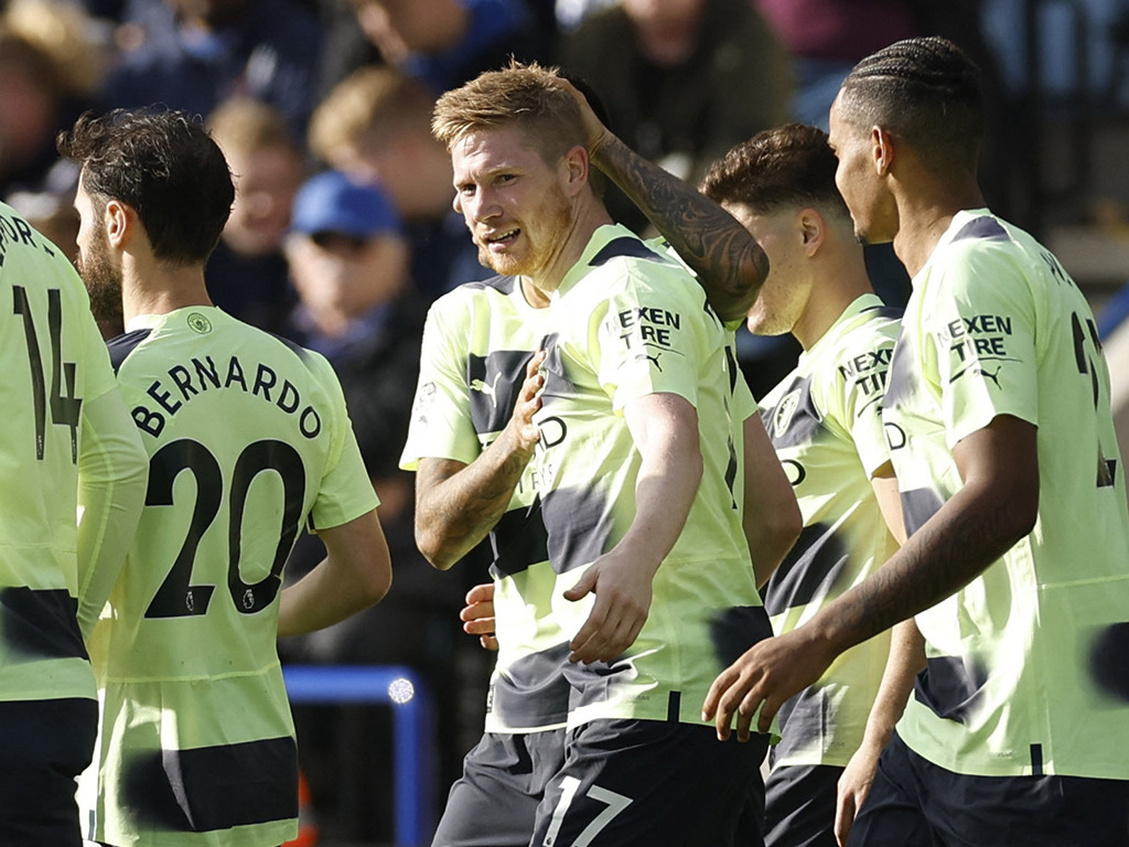 ލަނޑަށްފަހު ޑި ބުރޭނާ އެހެން ކުޅުންތެރިންނާއެކު އުފާފާޅުކުރަނީ