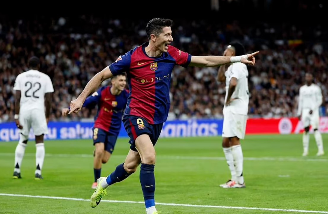 މެޗުގައި ލަނޑު ޖެހުމަށްފަހު ބާސެލޯނާގެ ލެވަންޑޯސްކީ އުފާ ފާޅު ކުރަނީ