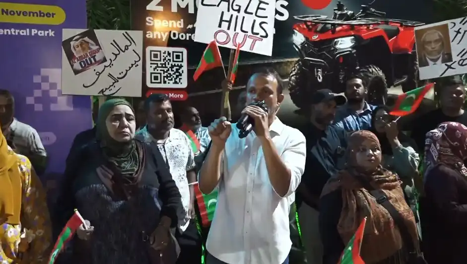 "ދިވެހީންގެ ބިން ދިވެހީންނަށް" ނަމުގައި ބޭއްވި ކުއްލި ހަރަކާތުގައި ގާނޫނީ ވަކީލު އަދި ރައްޔިތުންގެ މަޖިލީހުގެ ކެންދޫ ދާއިރާގެ ކުރީގެ މެންބަރު އަލީ ހުސެއިން ވާހަކަ ދައްކަވަނީ