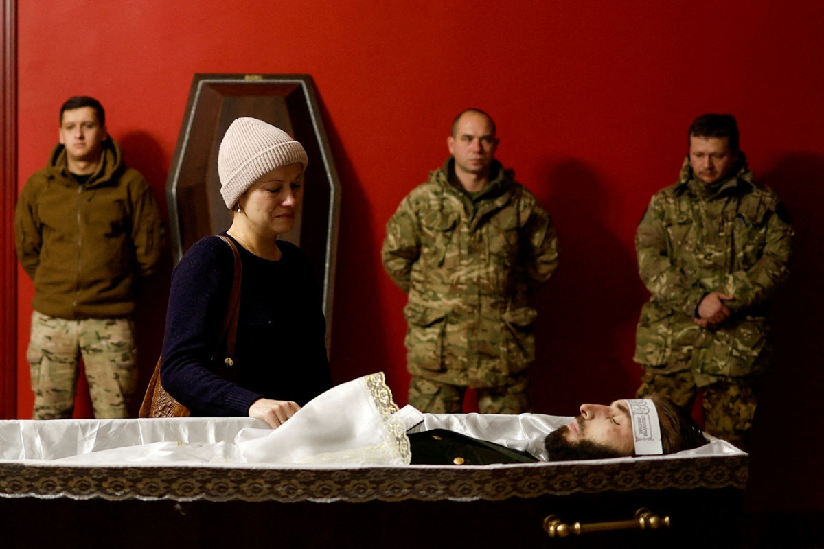 ދާދި ފަހުން ރަޝިއާ ސިފައިންނާ ދެކޮޅަށް ހިނގި ކުރިމަތިލުމެއްގައި މަރުވި ޔޫކްރެއިންގެ ސިފައިންނާއި ބެލޭ ޑާންސަރ ވަޑިމް ކްލުޕިއާނެޓްސްގެ ޖަނާޒާގައި، އެކުވެރިންނާއި އެކުގައި މަސައްކަތްކުރި މީހުން ބައިވެރިވަނީ. - ފޮޓޯ: ރޮއިޓަރސް