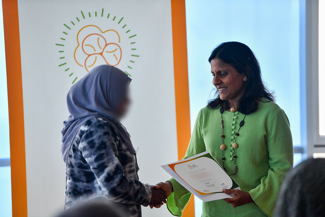 ފަރޓިލިޓީ ސަޕޯޓް ކޮމިޔުނިޓީގެ 'އައި.ވީ.އެފް ފަންޑު'ން މާލީ އެހީތެރިކަން ހަވާލުކުރުމުގެ ރަސްމިއްޔާތުގެ ތެރެއިން - ފޮޓޯ: ރައީސް އޮފީސް