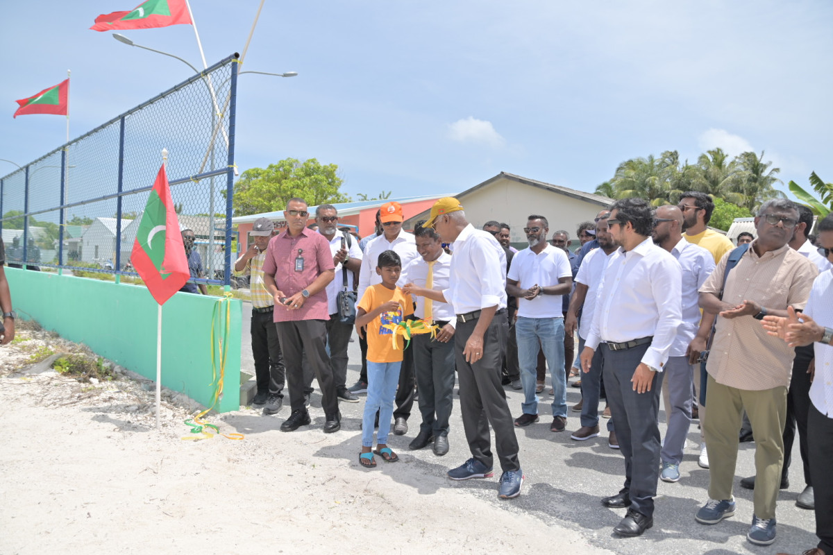 ރައީސް ސާލިހު ށ. ފުނަދޫ ފުޓްބޯޅަ ދަނޑު ހުޅުއްވައިދެއްވަނީ - ފޮޓޯ: އެމްޑީޕީ