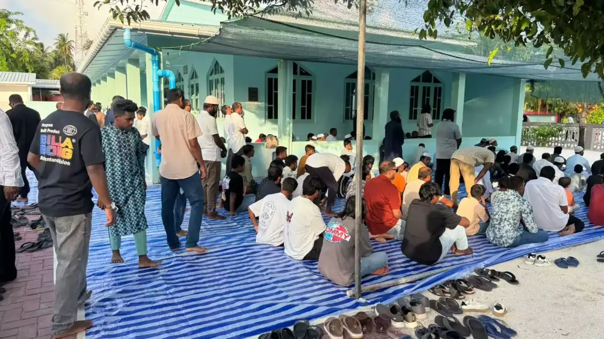 ބޮޑު ޖަމާއަތުގައި އީދު ނަމާދު ކުރުމަށް ސަފުތައް ހަދަނީ. ފައިލް ފޮޓޯ.