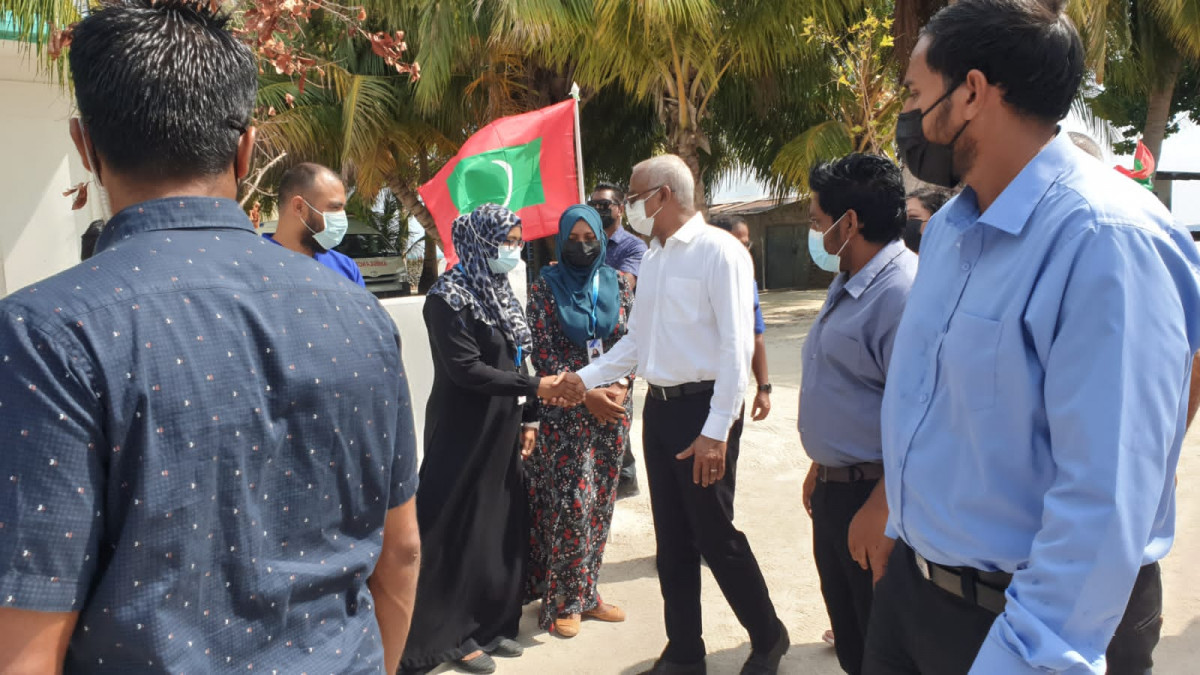 ހިންނަވަރު ޞިއްޙީ މަރުކަޒަށް ރައީސް ވަޑައިގަތުން - ގިނަ އަދަދެއްގެ މުވައްޒަފުން ވަނީ ރައީސަށް މަރުކަޒުން މަރުހަބާ ދަންނަވާފައި - ފޮޓޯ: ރާއްޖެއެމްވީ 