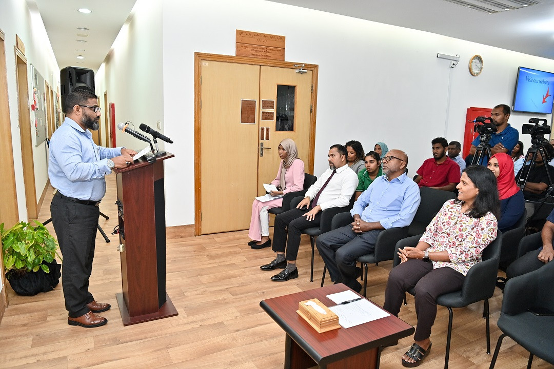 "ކުދިން ތަރުބިއްޔަތުކުރުމަށް ފަހި މަގެއް" ފޮތް ނެރުން - ފޮޓޯ: ރައީސް އޮފީސް