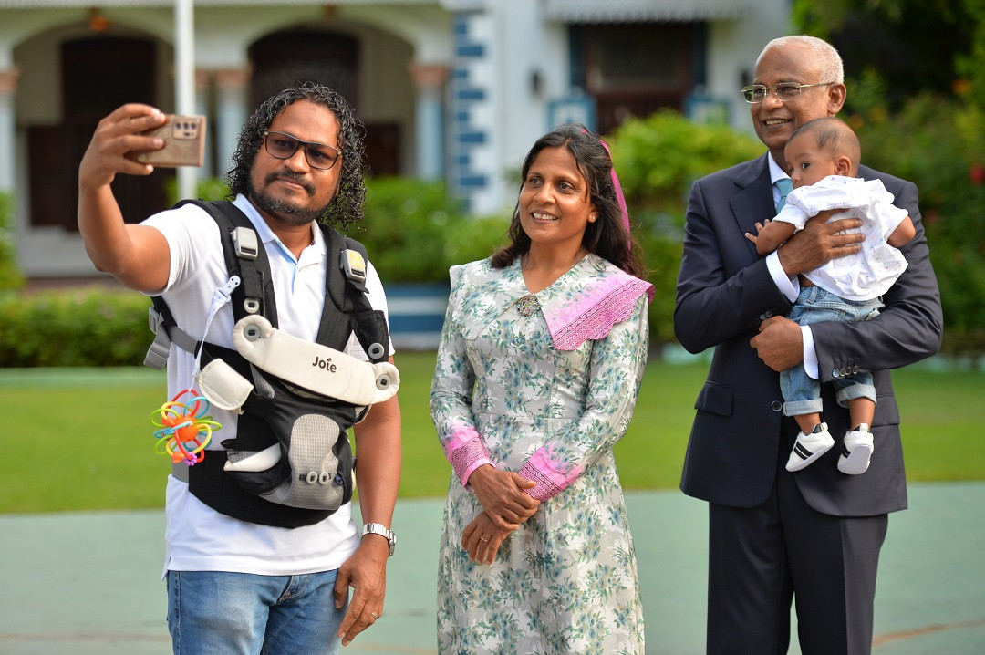 މިނިވަން ދުވަހު ރައީސްގެ ދެކަނބަލުން އާންމުންނާއެކު ފޮޓޯ ނަންގަވަނީ - ފޮޓޯ: ރައީސް އޮފީސް