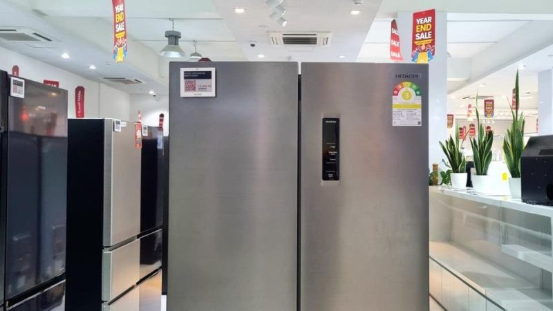 ހަކަތަރި ލޭބަލް ޖަހާފައިވާ ހިޓާޗީ ފްރިޖެއް