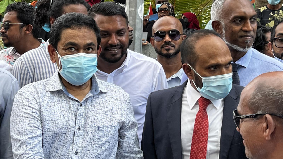 ކުރީގެ ރައީސް އަބްދުﷲ ޔާމީން އަދި އެމަނިކުފާނުގެ ވަކީލުންގެ ޓީމުގައި އިސް ވަކީލު ޑރ. ޖަމީލު