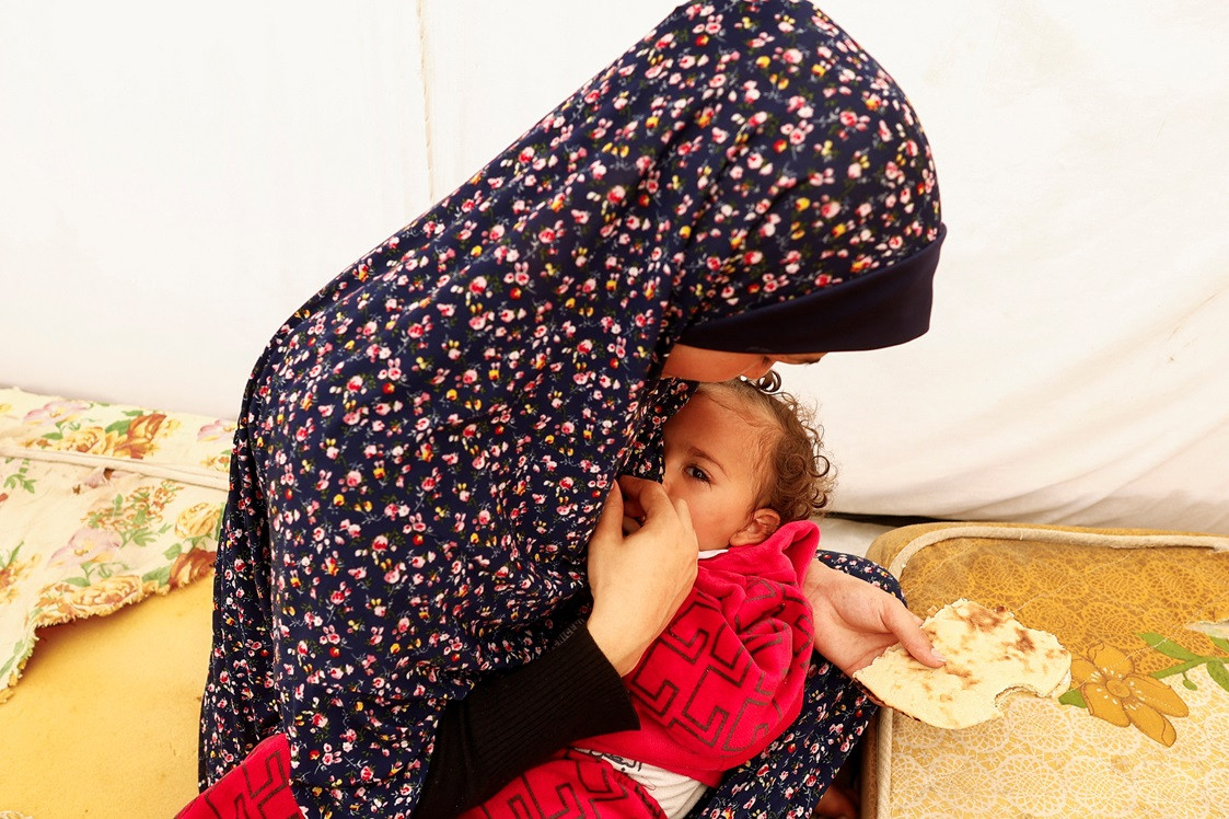 އިސްރާއީލުގެ ހަމަލާތަކާ ގުޅިގެން ގެދޮރު ދޫކޮށް ދާންޖެހުނު  މީހުންގެ ތެރެއިން، ނާސިރު ހޮސްޕިޓަލުގެ ޓެންޓުތަކުގައި ހިޔާވަހިކަން ހޯދާ ކުޑަކުއްޖަކާއި އަންހެނެއް - ފޮޓޯ: ރޮއިޓަރސް