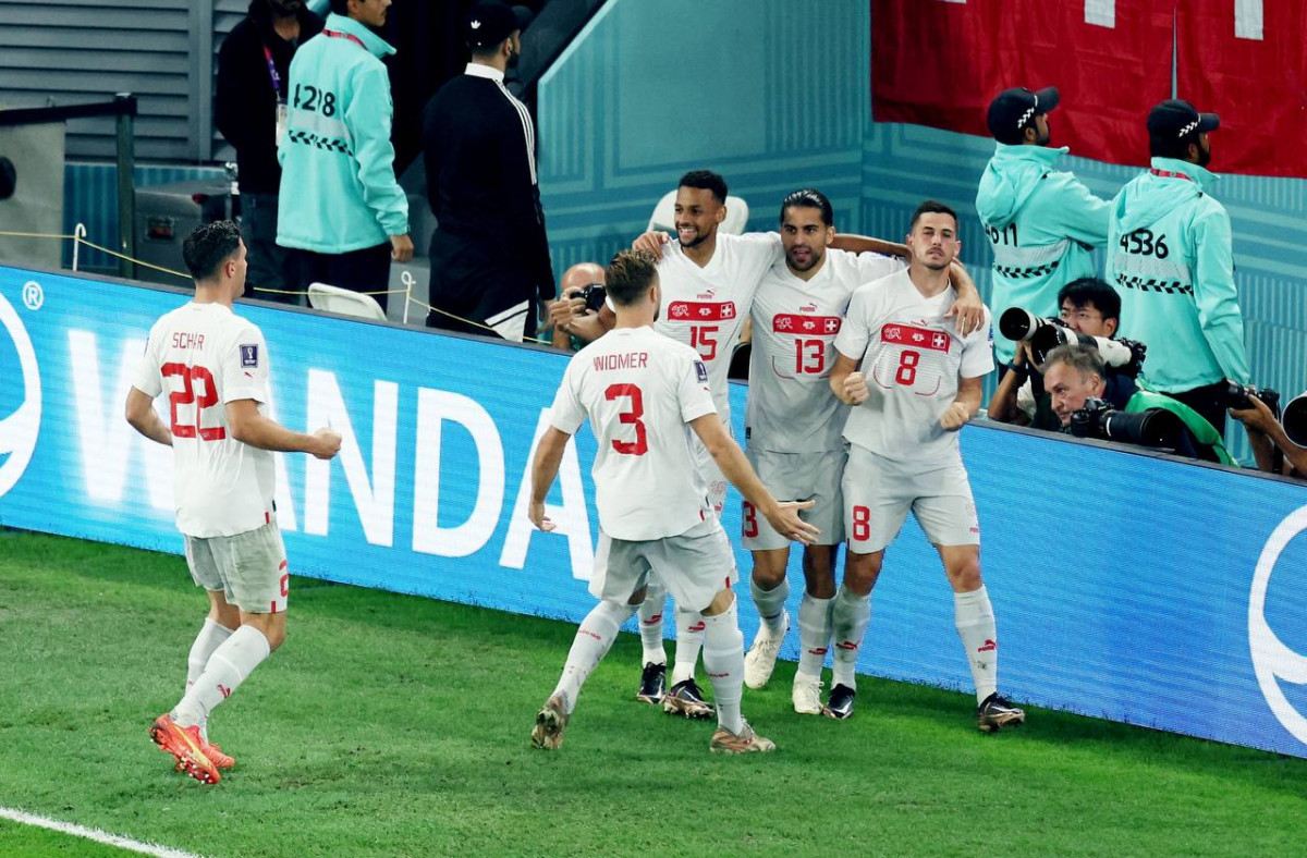 ސްވިޓްޒަލަންޑް އަދި ސަރބިއާ ކުޅުނު މެޗުގެ ތެރެއިން - ފޮޓޯ: ރޮއިޓާސް