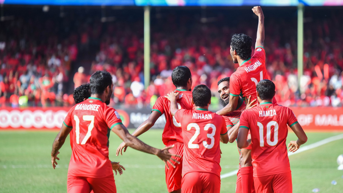 ރާއްޖެ އާއި ލަންކާ ބައްދަލުކުރި މެޗުގައި ލަނޑު ޖެހުމަށްފަހު ކުޅުންތެރިން އުފާފާޅުކުރަނީ - ފޮޓޯ: އިމޭޖަސް.އެމްވީ
