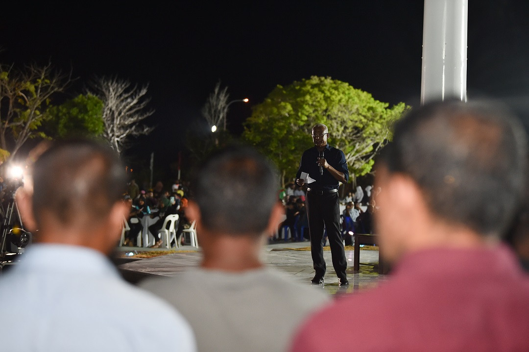 ރައީސުލްޖުމްހޫރިއްޔާގެ ދެކަނބަލުން އައްޑޫ ސިޓީގެ ރައްޔިތުންނަށް ދެއްވި މާހެފުމުގައި އެމަނިކުފާނު ވާހަކަފުޅުދައްކަވަނީ - ފޮޓޯ: ރައީސް އޮފީސް