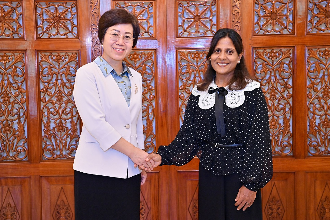 ޗައިނާ ސަރުކާރުން ރާއްޖެއަށް ކަނޑައަޅުއްވާފައި ހުންނަވާ ސަފީރު ރައީސުލްޖުމްހޫރިއްޔާގެ އަނބިކަނބަލުންގެ އަރިހަށް ކުރެއްވި ޒިޔާރަތުގެ ތެރެއިން