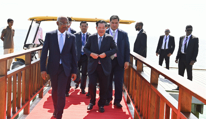 ކެމްބޯޑިއާގެ ބޮޑުވަޒީރުގެ ޝަރަފުގައި ރައީސުލްޖުމްހޫރިއްޔާ، މެންދުރުގެ ރަސްމީ ފަރިއްކޮޅެއް ދެއްވައިފި